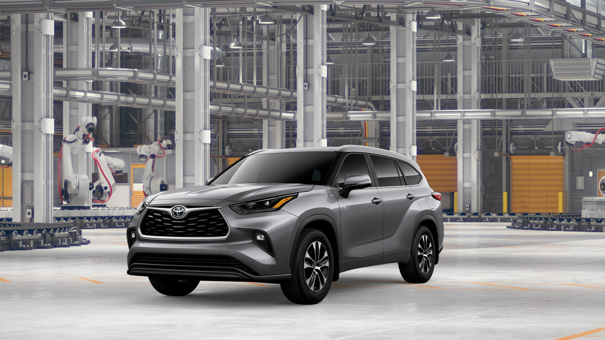 2026 Toyota Highlander XLE in Heavy Metal — front three-quarter view